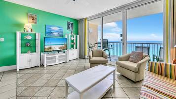 Appartement, 1 kingsize bed met slaapbank (Majestic Beach Towers 1-2013) | Woonruimte | Een televisie