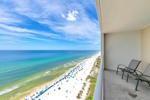 Appart'hôtel, 1 très grand lit et 1 canapé-lit (Majestic Beach Towers 1-2013) | Plage