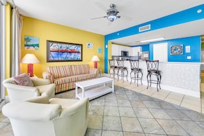 Condo, 1 très grand lit et 1 canapé-lit (Majestic Beach Towers 1-2013) | Aire de séjour | Téléviseur