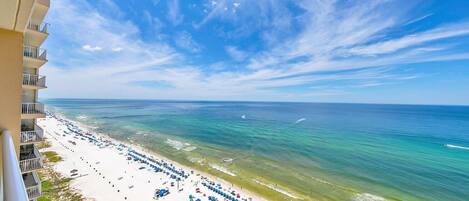 Condo, 1 cama King e sofá-cama (Majestic Beach Towers 1-2013) | Praia | Na praia