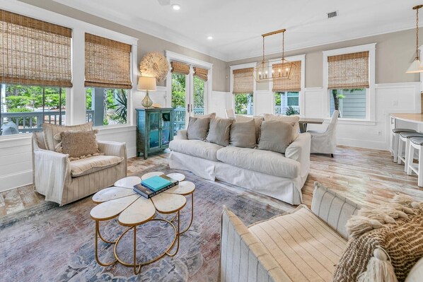 Talo, useita sänkyjä (Town of Prominence- Just Beachy) | Oleskelualue | Televisio