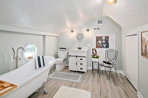 Shower, hair dryer, towels, soap - Rustic Farmhouse with Pool/hot tub/fire pits/6.5 acres Mountain Views (Luray)