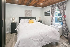 4 soverom, skrivebord, wi-fi (inkludert) og sengetøy