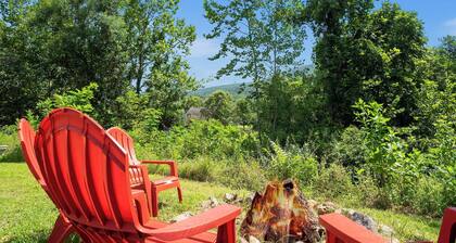 Rustic Farmhouse with Pool/hot tub/fire pits/6.5 acres Mountain Views