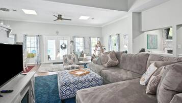 Smart TV, fireplace