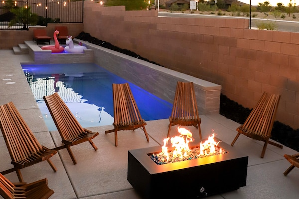 Utendørsbasseng og et oppvarmet basseng