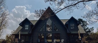 Cabin Lodge on Lake Bowen w/ lake access