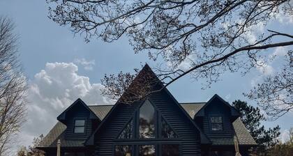 Cabin Lodge on Lake Bowen w/ lake access