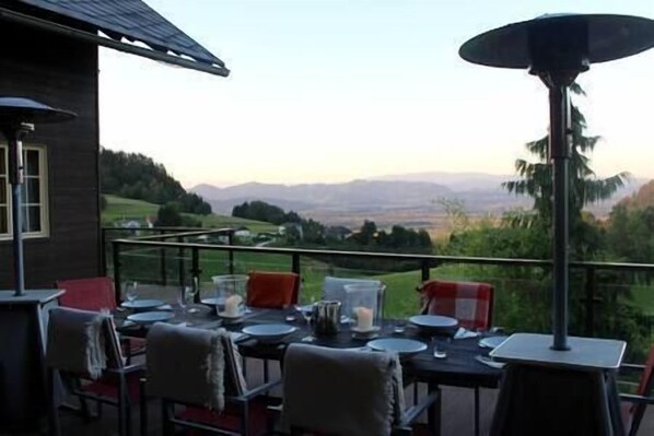 Outdoor dining - Austrian luxury villa with pool/outdoor fire pit (Ebenthal)