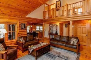 TV, fireplace, video games - Cozy 5 bedroom cabin on Lake Adger with hot tub (Polk County)