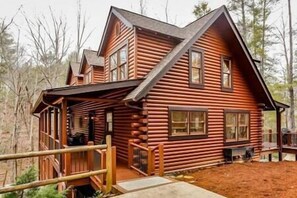 Exterior - Cozy 5 bedroom cabin on Lake Adger with hot tub (Polk County)