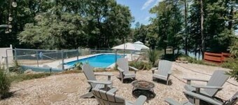 Lakefront Cottage with heated pool