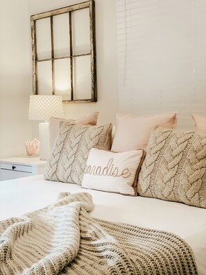 4 bedrooms, iron/ironing board, travel cot, WiFi - Lakefront Cottage with heated pool (Spartanburg County)