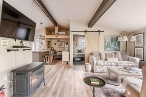 Televisión y chimenea