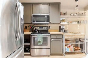 Refrigerador, microondas, horno, placa de cocina