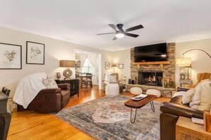 Télévision, cheminée