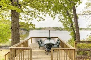 Outdoor dining - Giggle Spot on Lake Bowen w/outdoor jacuzzi & dock (Spartanburg County)