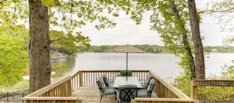 Giggle Spot on Lake Bowen w/outdoor jacuzzi & dock