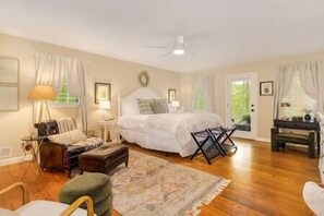 4 bedrooms, iron/ironing board, travel crib, WiFi - Giggle Spot on Lake Bowen w/outdoor jacuzzi & dock (Spartanburg County)