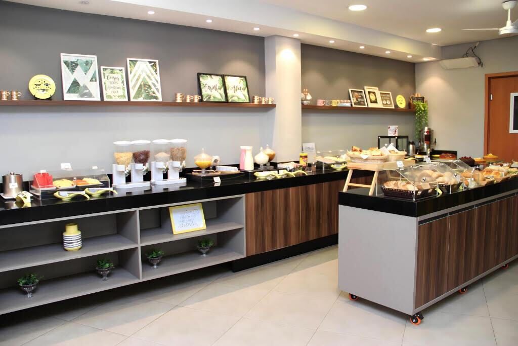 Zona de bufé con diversas opciones de comida y una estación de café.