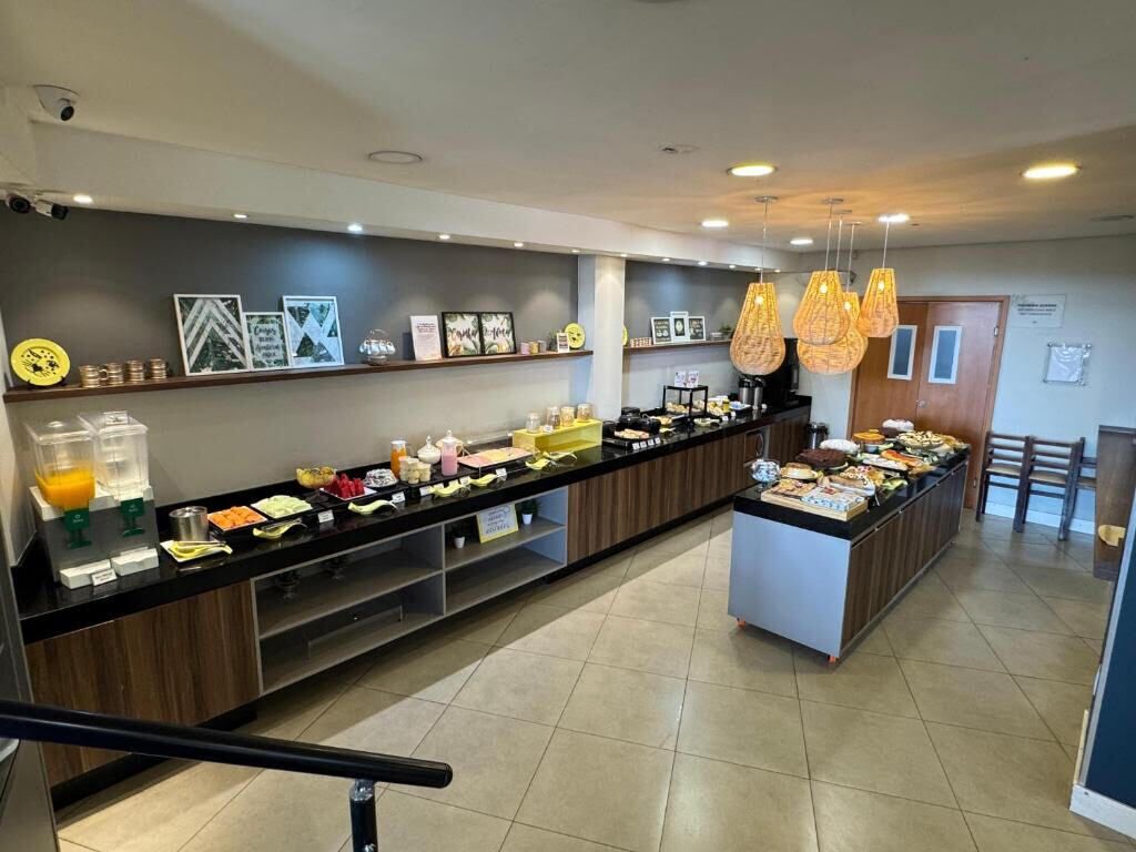 Un espace buffet proposant divers plats et une fontaine à jus.