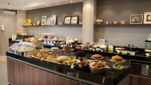 Un espace buffet proposant divers plats et un coin café.