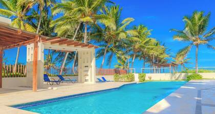 Poolside Condo right on an endless beach