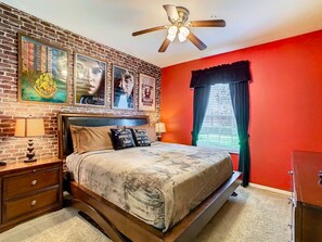 2 chambres, bureau, fer et planche à repasser, lit parapluie