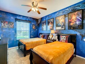 2 bedrooms, desk, iron/ironing board, travel cot - NEW! Themed Room/Free Resort Water Park/3 miles to Disney (Kissimmee)