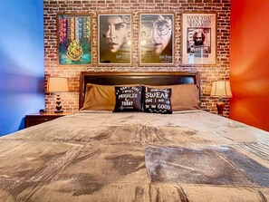 2 bedrooms, desk, iron/ironing board, travel crib - NEW! Themed Room/Free Resort Water Park/3 miles to Disney (Kissimmee)