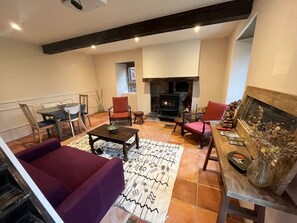 Smart TV, fireplace