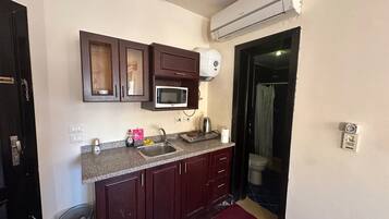 Apartemen | Dapur pribadi | Lemari es, microwave, kompor, dan ketel listrik