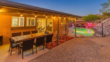 تناول الطعام بالخارج