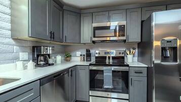 ثلاجة، ميكروويف، فرن، موقد طهي مسطح