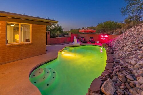 Hilltop Private Resort Home with SPARKLING POOL