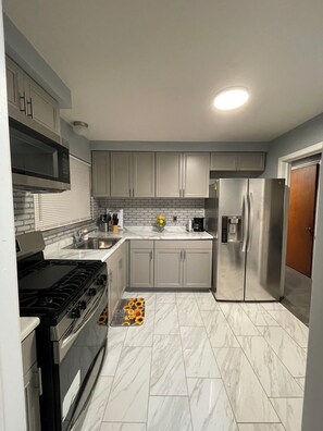 冰箱、微波炉、烤箱、炉灶