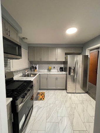 Fridge, microwave, oven, stovetop. Full home, 420 friendly