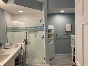 Haartrockner, Handtücher, Seife, Shampoo