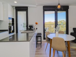 Fridge, microwave, oven, dishwasher - Cubo's Urban Sky Terrace View Apartment / urban / air conditioning / free wifi / community pool (Málaga)