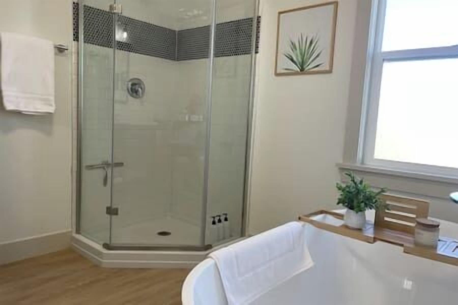 Een douche, een haardroger, handdoeken