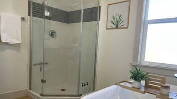 Een douche, een haardroger, handdoeken