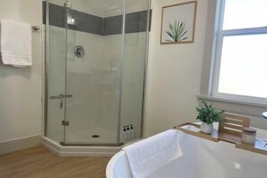 Shower, hair dryer, towels - Spectacular Downtown Provo Loft, right in the middle  of Everything! (Provo)