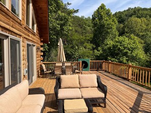 Outdoor dining - Waterfront dog-friendly home with private dock, paddleboards, kayaks, WiFi, AC (Goodview)