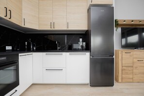 Microwave, dishwasher, coffee/tea maker, cookware/dishes/utensils