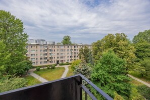 Balcony - Cozy Apartment With Parking by Renters (Warsaw)