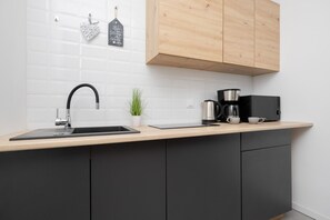 Microwave, coffee/tea maker, cookware/dishes/utensils - Cozy Apartment With Parking by Renters (Warsaw)