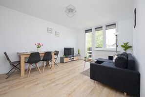 Living area - Cozy Apartment With Parking by Renters (Warsaw)