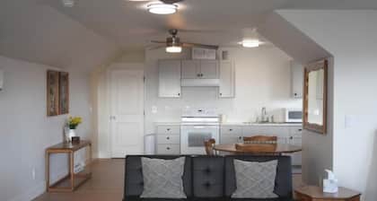 Bright, new country guesthouse - entire, separate apartment to yourself!