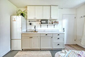 Kühlschrank, Mikrowelle, Wasserkocher mit Kaffee-/Teezubehör