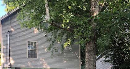Charming 3-bed house near Baker Creek in south Knox! Pets Welcome!